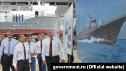 Дмитрий Медведев на судостроительном заводе «Море» в Феодосии, Крым, 2017 год