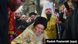 Вселенський патріарх Варфоломій підписує томос про автокефалію для Православної церкви України, 5 січня 2018 року