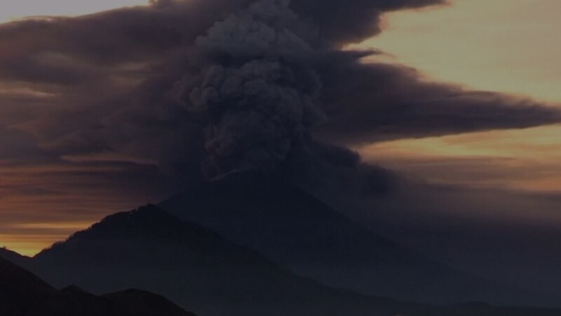 Еруптираше вулканот Маунт Руанг во Индонезија