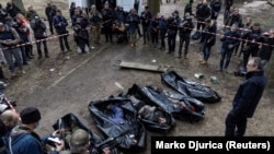 Журналисты осматривают тела убитых мирных жителей Бучи