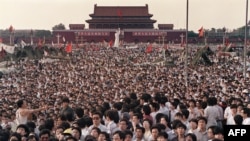 Тяньаньмэнь алаңында тұрған наразы жұрт. Пекин, 2 маусым 1989 жыл.