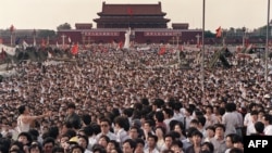 Копия статуи Свободы на Тяньаньмэнь.