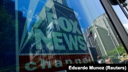 Fox News телеканалынын жарнамасы Нью-Йорктогу News Corporation имаратында.АКШ, 15-июнь, 2018-жыл. 