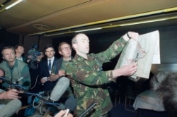 Говорителят на Нидерландия в Обединените нации, показва карта на журналисти в Holiday Inn през април 1994 г. Той показва позицията на която британския самолет Sea Harrier е свален над обсаденият босненски анклав Горазде.