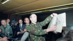 Портпаролот на ОН, холандскиот мајор Роб Анинк покажува карта во хотелот „Холидеј Ин“ во Сараево, сабота, 16 април 1994 година