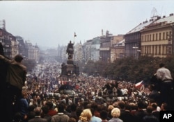 Mii de protestatari se îngrămădesc în piața Wasceslas din centrul orașului Praga, Cehoslovacia, demonstrând împotriva invaziei ruse, pe 21 august 1968.