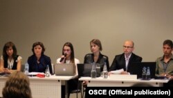 Під конференції ОБСЄ з прав людини, що відбулася у Варшаві. З мікрофоном – українська правозахисниця Наталія Гриценко