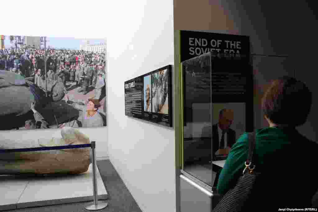 Айнек менен мармар таштан салынган "Ньюзей" (Newseum - маалымат музеи) "коомчулук менен маалымат каражаттарынын өз ара түшүнүүсүн жакшыртууну" көздөйт. Ал биринчи кезекте сөз эркиндигин чектөөчү мыйзам кабыл алууга тыю салган АКШ Конституциясынын Биринчи түзөтүүсүн даңазалайт.