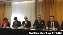 International Commission of Jurists (ICJ) өкілдері баспасөз конференциясында отыр. Астана, 5 желтоқсан 2017 жыл.