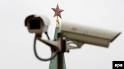 Кремль маңында ілініп тұрған бақылау камераларының бірі. Көрнекі сурет.