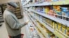 Пенсионер после повышения цен на продукты в российских магазинах, архивное фото
