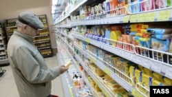 Повышение цен на продукты в российских магазинах (архивное фото)
