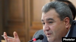 Armenia -- Ishkhan Zakarian, chairman of the parliament's Audit Chamber, at a news conference, 5Nov2010.