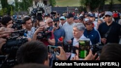 Алмазбек Атамбаев и его сторонники у дома бывшего президента в Кой-Таше. 27 июня 2019 г.