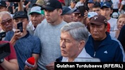 Алмазбек Атамбаев Кой-Таштагы үйүндө тарапкерлери менен жолугушууда. 27-июнь, 2019-жыл.