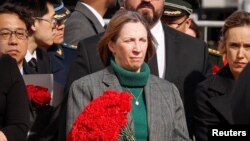 Među diplomatama je bila i američka ambasadorka u Moskvi, Lin Trejsi (Lynne Tracy)