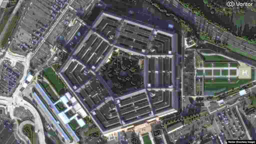 Pentagon 2001-nji ýylyň 15-nji sentýabrynda. 11-nji sentýabr hüjümleriniň çäginde Al-Kaýdanyň uçary alyp gaçan agzalary ýolagçy uçaryny binanyň üstüne urdular. Uçaryň bortundaky 64 adamyň ählisi we binadaky 125 adam öldi.Arlingtonda, Wirjiniýa ştatynda ýerleşýän binanyň 2026-njy ýyldaky suraty 4-nji sentýabrda düşürildi.