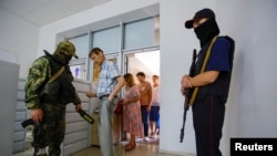 Július 25-én a herszoniak biztonsági ellenőrzésen esnek át abban az irodában, ahol orosz útlevelet igényelhetnek. Erre mostantól szükség van a munkavállaláshoz, a vezetéshez és a pénzügyi juttatások igénybevételéhez az orosz ellenőrzésű régióban