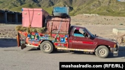 له تیرا د بې کوره شوې کورنۍ کډه لېږدوونکی ګاډی په پیندي چینه کې د نوملیکنې له مرکز سره نېږدې ولاړ دی - د جنورۍ ۱۰مې انځور. 