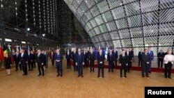 Президент Європейської ради Шарль Мішель і президент Єврокомісії Урсула фон дер Ляєн позують для спільного фото з лідерами країн ЄС та керівників держав «Східного партнерства», до якого входять Україна, Вірменія, Азербайджан, Грузія та Молдова. Бельгія, 15 грудня 2021 року