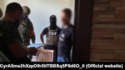 Обыск в квартире Александра Расшивалова в Киеве, проводимый сотрудниками Департамента контрразведки СБУ