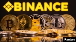 Kriptovalute Bitcoin, Ethereum, DogeCoin, Ripple i Litecoin pored loga firme Binance, ilustracija