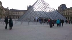 Pucnjava na ulazu u Luvr
