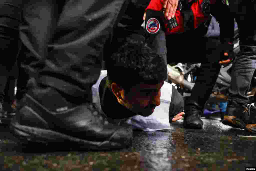 Policia ndalon një demonstrues gjatë marshit drejt Sheshit Taksim 1 Majin, Ditën Ndërkombëtare të Punëtorëve, në Stamboll, Turqi.