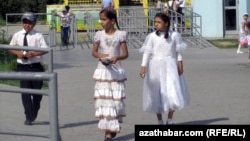 Köpçülikleýin çärelerine gatnaşdyrylýan çagalara hem köplenç ak eşik geýdirilýär.