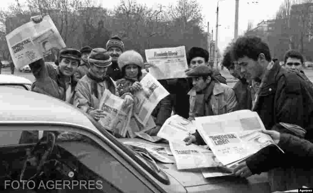 București, ianuarie 1990. Primele ziare necenzurate au avut tiraje de milioane de exemplare. Lipsiți atâtea decenii de informația liberă și de posibilitatea de a comenta necenzurat, românii stăteau la coadă să cumpere noile publicații. Efervescența comentariilor și a dezbaterilor a durat câțiva ani. Construcția instituțiilor democratice, ceva mai mult.&nbsp;