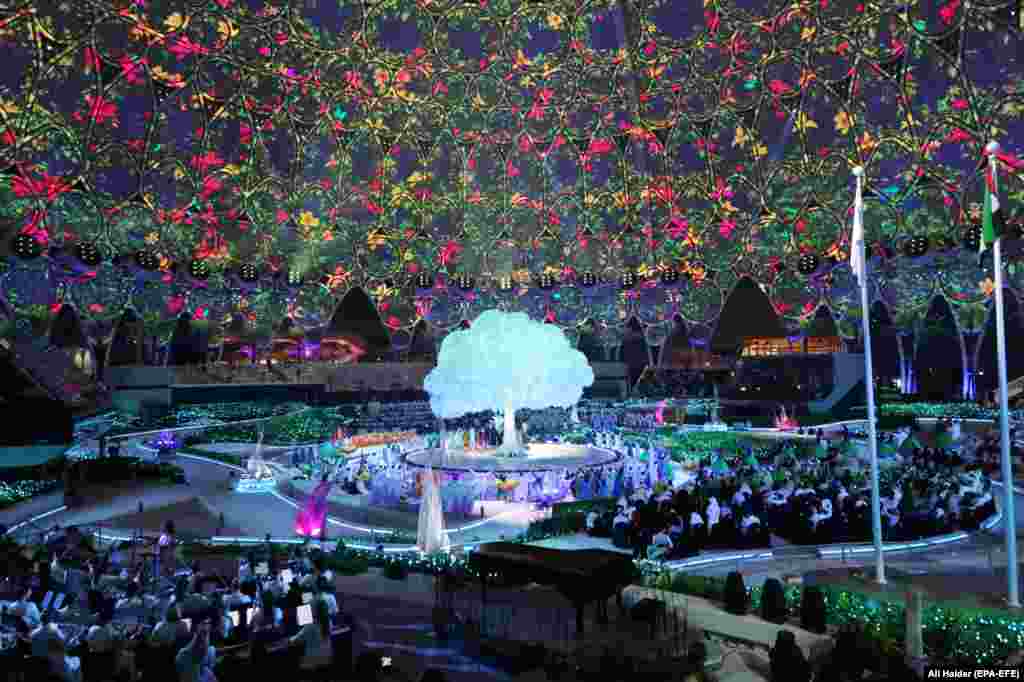 Egy világító fa a színpad közepén a dubaji világkiállítás szeptember 30-i megnyitó ünnepségén