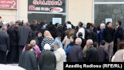 Очередь пенсионеров у банкомата. Баку, 18 апреля 2012