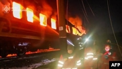 Унаслідок прямого влучання російського дрона загорівся один із вагонів пасажирського поїзда на Харківщині, 27 січня 2026 року