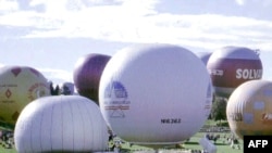 The balloon piloted by Alan Fraenckel and John Stuart-Jervis (left) moments before the start of the Gordon Bennett Cup balloon race in Switzerland in 1995.