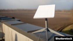 Супутникова антена Starlink на даху житлового будинку у Львові, січень 2023 року