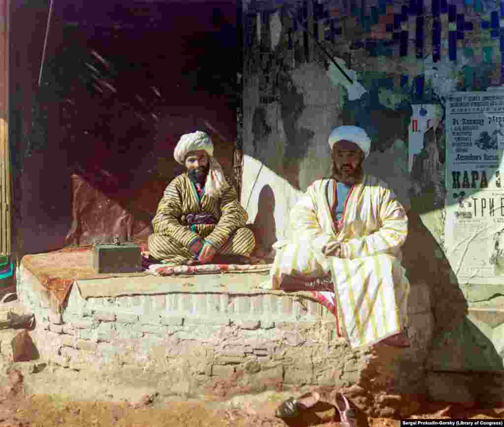 Muškarci poziraju u središnjem Samarkandu. Prvo putovanje Prokudin-Gorskoga u Srednju Aziju bilo je zbog pokušaja da zabilježi pomračenje Sunca iz 1907. godine, drugi i treći su bili 1911. godine, nakon što je od kralja dobio podršku za fotografiranje ruskog carstva.