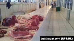 ebap welaýatynyň Türkmenabat şäherindäki “Gök bazarynda” et satylýan pawilionlar.