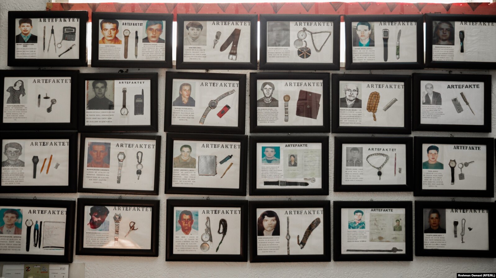 Artefakte brenda zyrës së organizatës "Zëri i Prindërve", në Mitrovicë të Jugut.