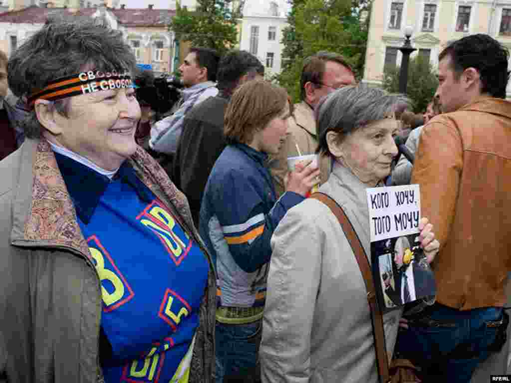 Но люди не собирались расходится, мотивируя это тем, что имеют полное право стоять и разговаривать друг с другом в своем городе