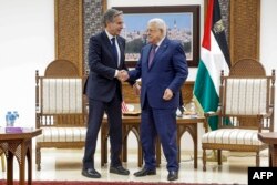 Președintele palestinian Mahmud Abbas (dreapta) l-a primit pe secretarul de stat al SUA, Antony Blinken, în orașul Ramallah din Cisiordania, pe 5 noiembrie 2023.