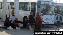 Aşgabat. Teke bazarynyň ýanyndaky awtobus duralgasynda söwda edýän aýallar. Arhiw suraty