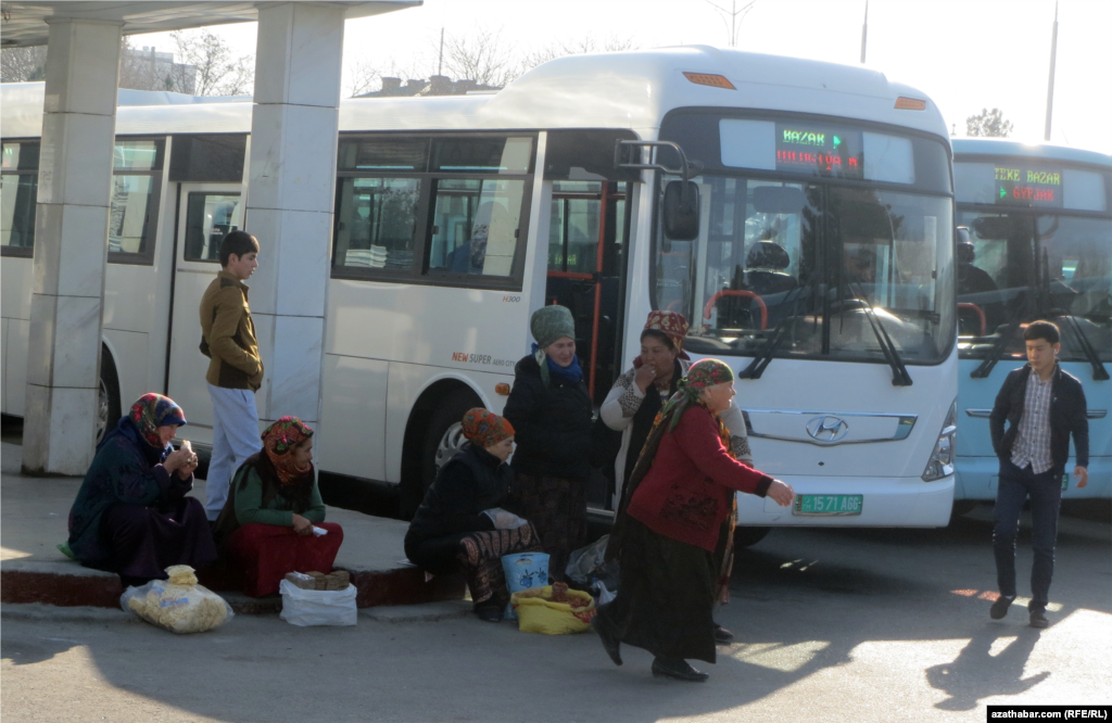 Aşgabadyň Teke bazaryndaky awtobus duralgasynda