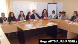 არასამთავრობო ორგანიზაციების წარმომდგენლები, რომლებიც ომის დანაშაულების კვლევაზე მუშაობენ გორში.