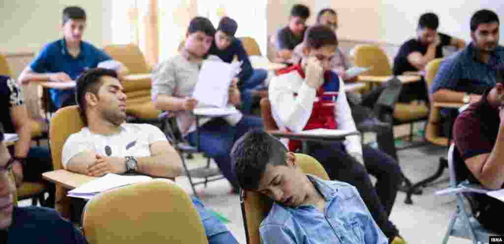 بعضی از داوطلبان کنکور امسال ترجیح دادند آینده درخشان تحصیلی خود را در خوابی عمیق تماشا کنند!