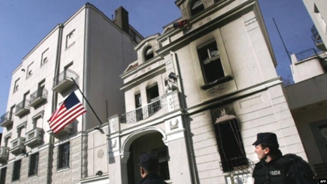 Zgrada Ambasade SAD zapaljena je u februaru 2008. tokom mitinga "Kosovo je Srbija"