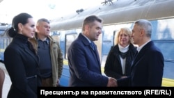 Служебният премиер Андрей Гюров (вдясно) пристига в Киев, 30 март 2026 г.