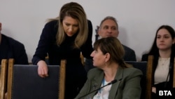 Председателката на парламента Рая Назарян от ГЕРБ и председателката на правната комисия Анна Александрова, също от ГЕРБ, по време на извънредното заседание на правната комисия в петък, 16 януари 2026 г.