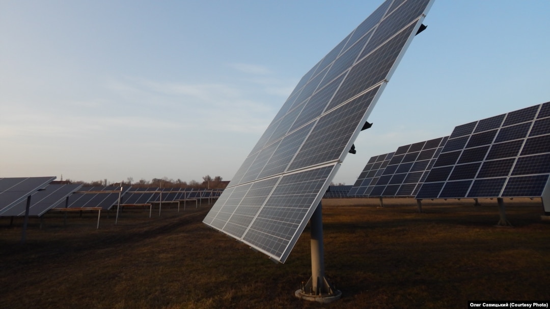 Imagine generică a unui parc de panouri fotovoltaice. În România, statul român și OMV ar trebui să ridice patru astfel de parcuri pe locul unor exploatări miniere sau halde de zgură. 