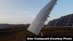 Imagine generică a unui parc de panouri fotovoltaice. În România, statul român și OMV ar trebui să ridice patru astfel de parcuri pe locul unor exploatări miniere sau halde de zgură. 