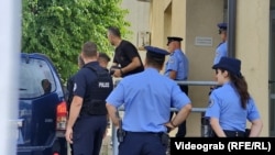 Pet policajaca je izvedeno pred sud nakon smrti 27-godišnjaka, 9. juli 2025.